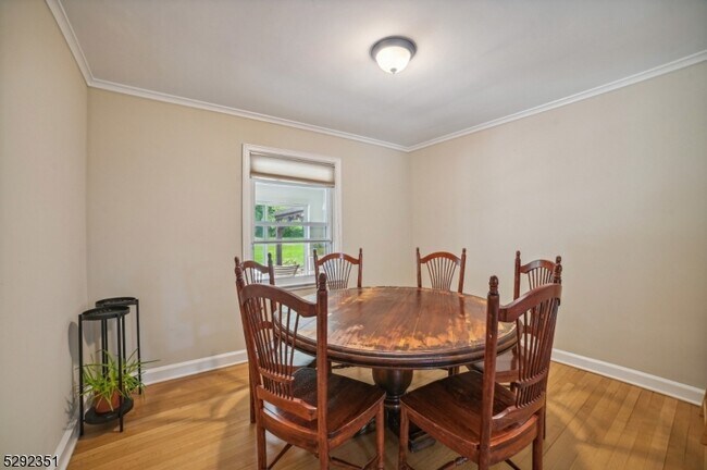 Foto del edificio - 100 Roosevelt Ave