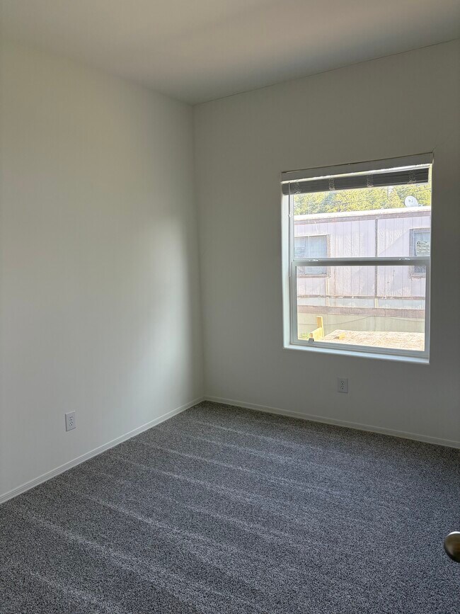 Building Photo - 2000 E Frontier Ave