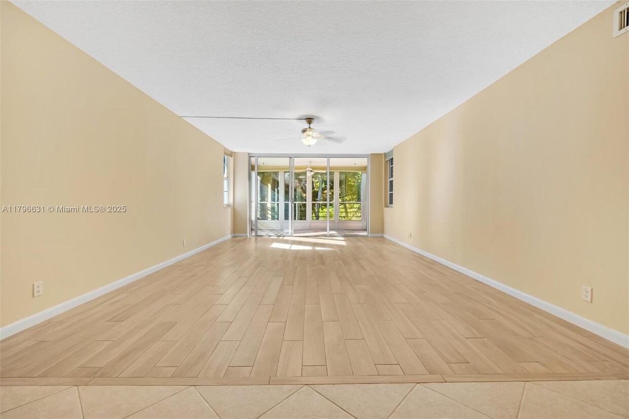 Foto principal - 933 Cypress Grove Dr