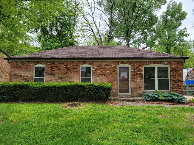 Building Photo - 8323 Roseborough Rd
