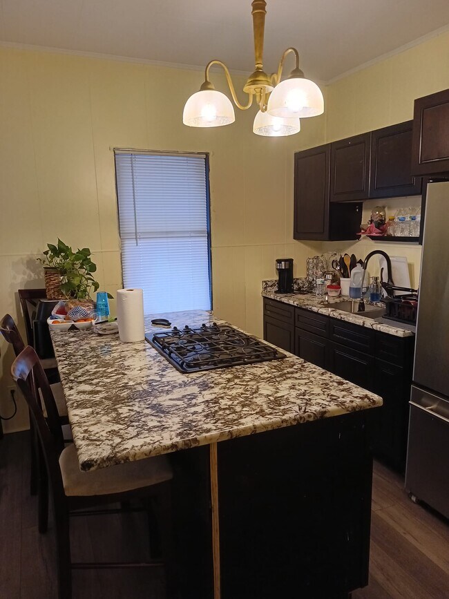 Cocina (vista lateral) - 705 N 16th Ave