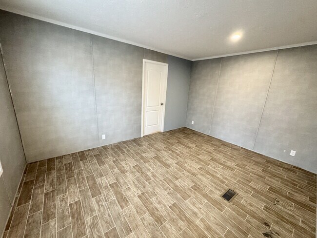 Building Photo - 3/2 in small Pendleton neighborhood