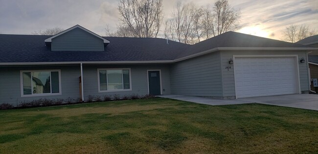 Building Photo - 1404 E 6th St