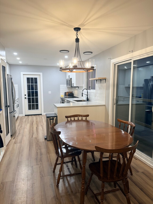 Building Photo - 3922 21 Av