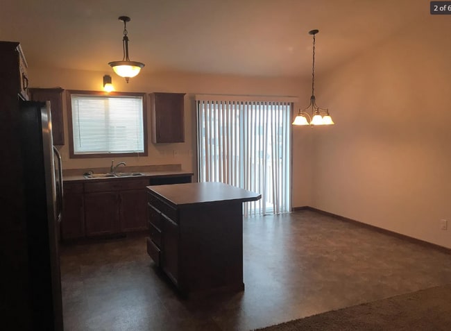 Building Photo - Beautiful bilevel twinhome in Eaglewood! N...