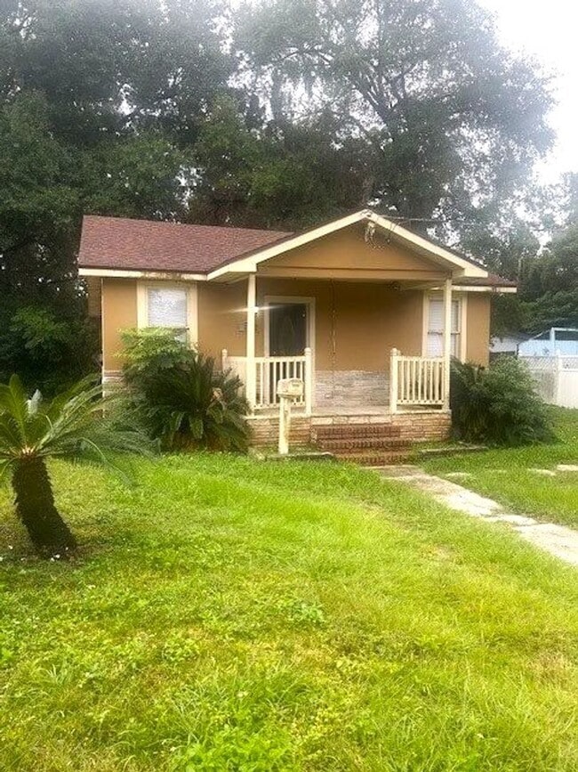 Spacious 2 bedroom 1 bath with sunroom and... - Spacious 2 bedroom 1 bath with sunroom and... House