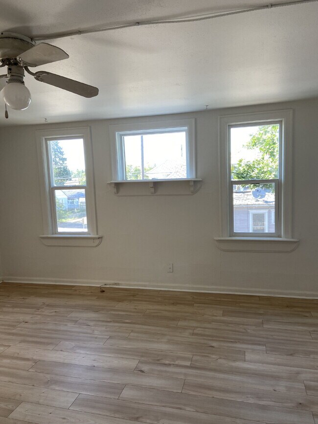 Foto del edificio - Spacious 3 bed 1 bath, bright & cheery apa...