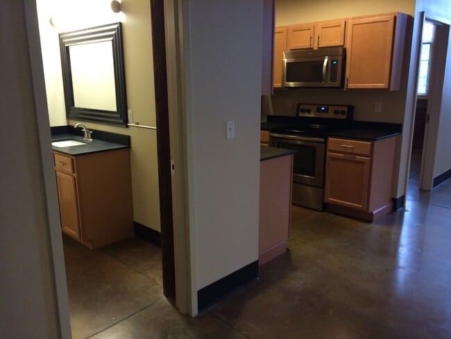 Building Photo - 100 Main St