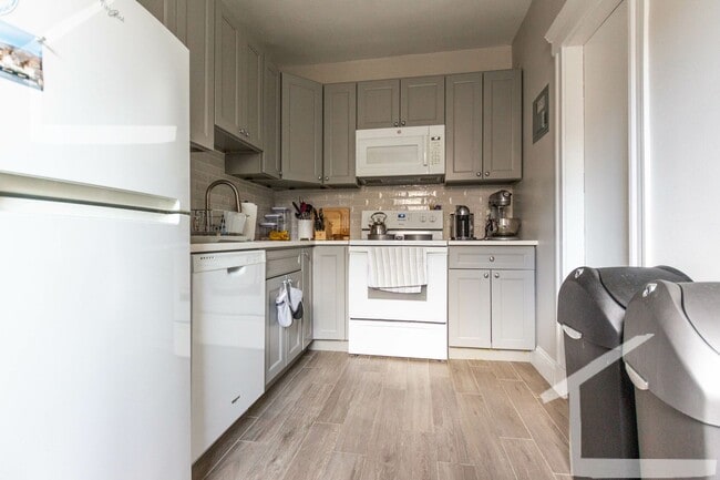 Foto del edificio - Sunny, Modern Cleveland Circle 1-Bed Right on the T!