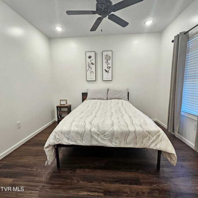 Building Photo - Modern 2-bedroom, 2 bathroom apartment convienent location