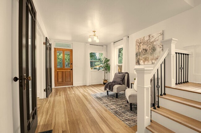 Foto del edificio - A Truly Rare Ivy Wild Opportunity — Modern Luxury Meets Charm