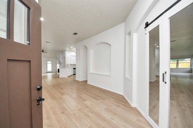 Building Photo - 5931 Mettler Ln