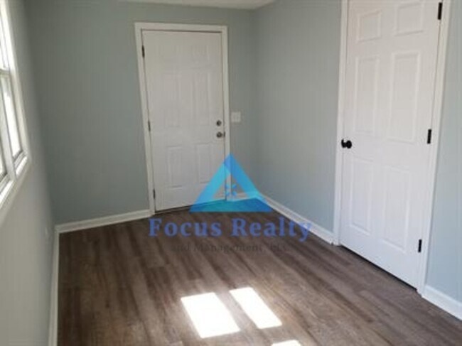 Building Photo - 132 Lake St