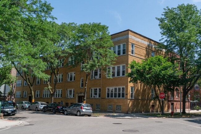 Building Photo - Andersonville - 2 Bed / 1 Bath - Heat Incl...