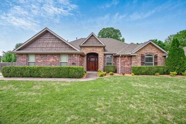 Building Photo - Spacious 3 Bedroom 2 Bath home in Great Location!