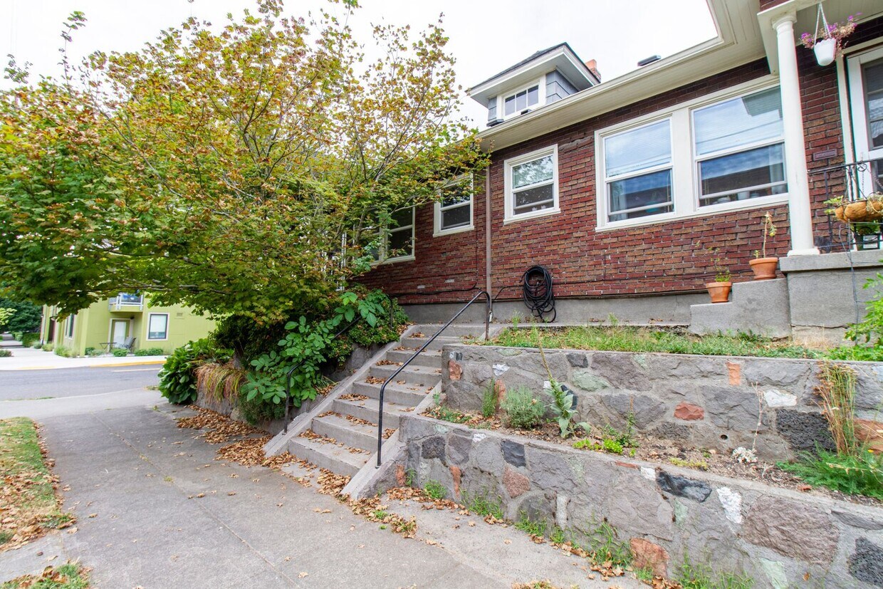 Primary Photo - Bright One Bedroom Unit in Fourplex with V...