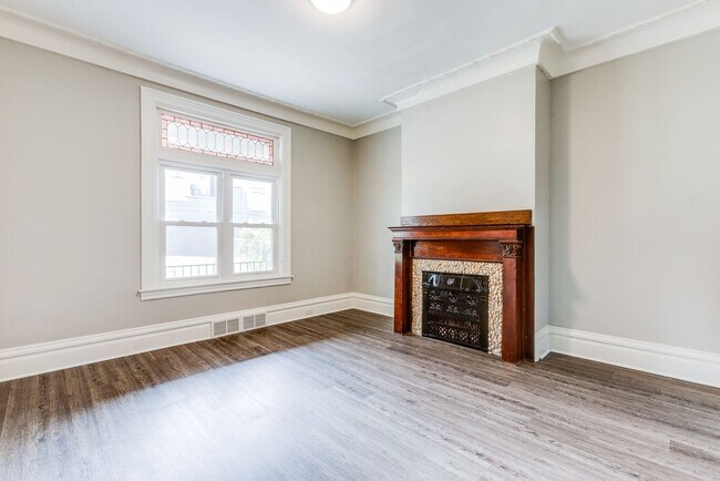 Building Photo - Available MAY - 3 Bedroom, 2 Bath – Off-St...