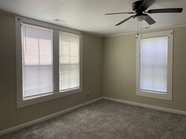 Foto del edificio - 4 BED 2 BATH TWO STORY HOME IN TROY!
