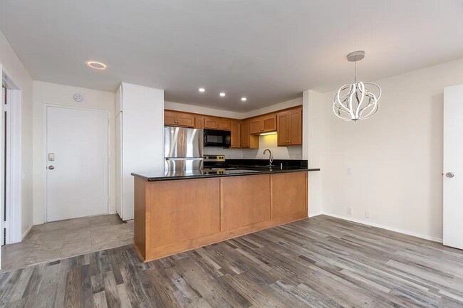 Foto del edificio - Dual-Master Condo Near the Beach w/ Firewo...