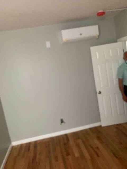 Room - 927 E 213th St