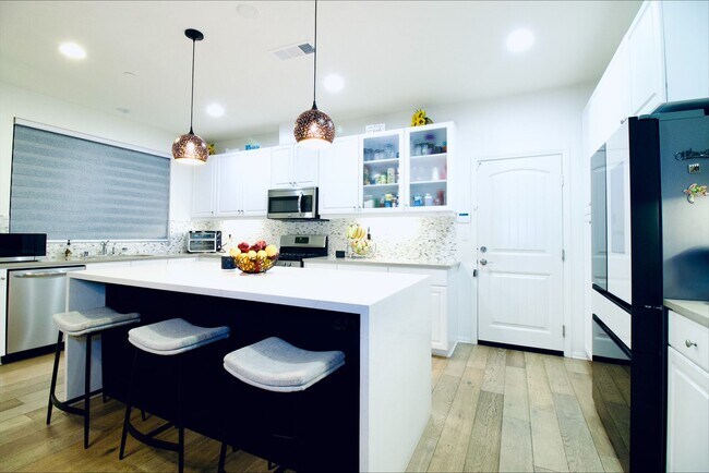 Foto del edificio - Former MODEL HOME | Great Location