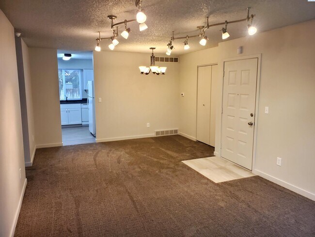 Building Photo - Newly renovated ground floor unit