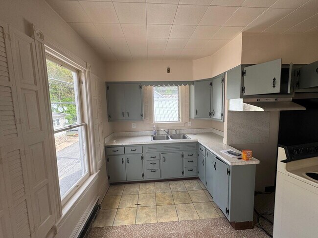 Foto del edificio - "Charming 2-Bedroom Apartment with Bonus Storage Space in Herndon, PA!"