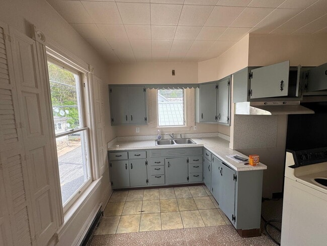 Building Photo - "Charming 2-Bedroom Apartment with Bonus Storage Space in Herndon, PA!"