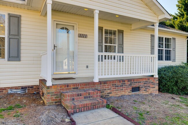 Foto del edificio - Nicely updated and well-maintained 3 bedro...