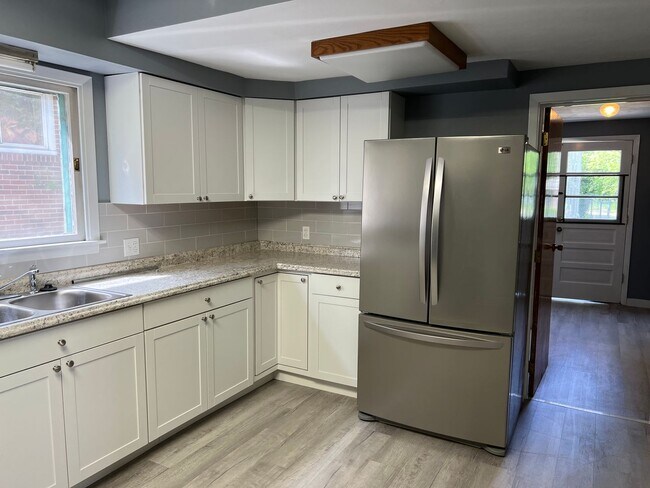 Foto del edificio - 4 bedrooms 2 full bathrooms for rent