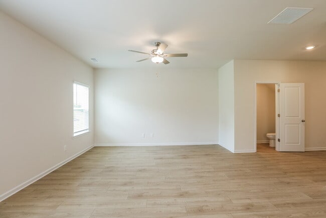 Building Photo - 658 Mackenzie Cv