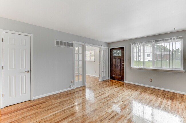 Building Photo - 320 E Clinton Pl