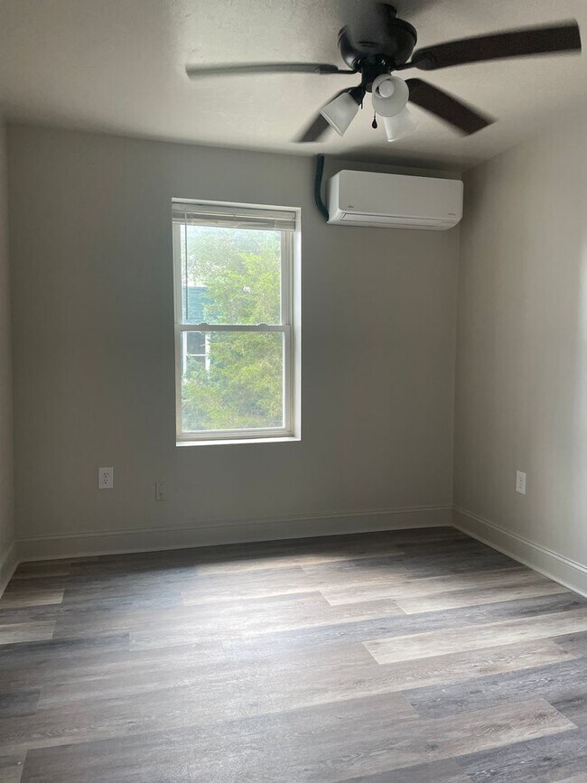 Foto del edificio - Newly RENOVATED 3 bedroom & 1 bathroom with deck Apartment in McSherrystown, PA - 3 miles from Ha...