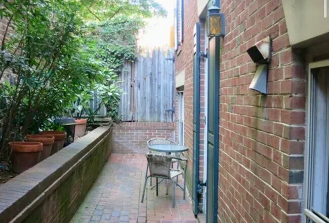 Foto del edificio - 420 1/2 N Saint Asaph St