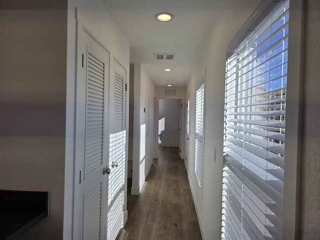 Foto del edificio - 8368 Ridge Dr