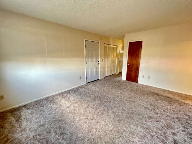 Foto del edificio - 111 21st St W Units 9-12