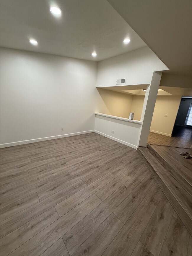 Building Photo - 170 E Guadalupe Rd