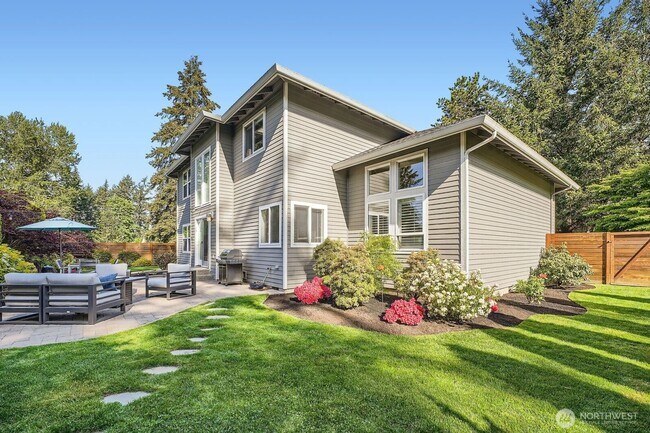 Foto del edificio - Gorgeous 3 bedroom plus den 2.5 bath house...
