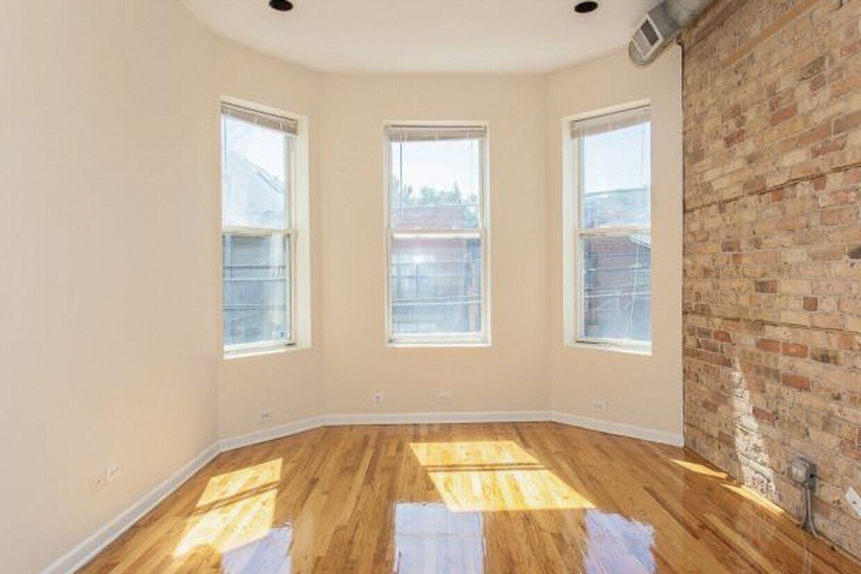 Foto principal - 2450 N Southport Ave