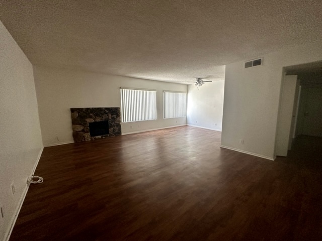 Xtra Lg LR w/ Fireplace - 1843 Thayer Ave