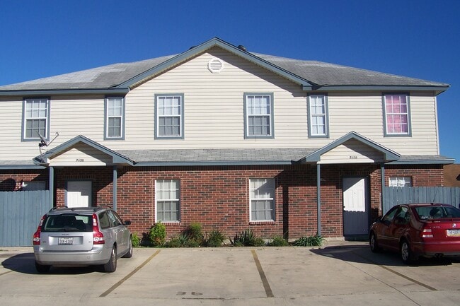 Building Photo - 7636 Windsor Oaks