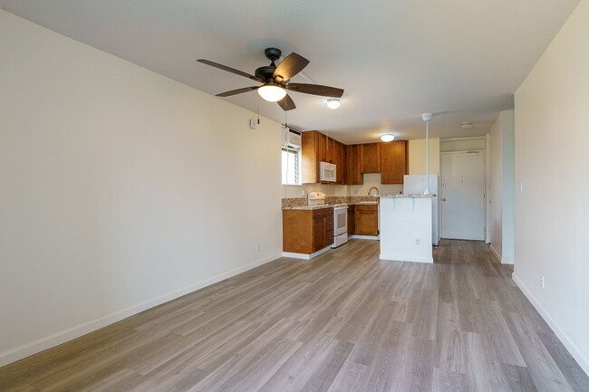 Building Photo - Centrally Located 2/1.5 Bath Townhouse in ...