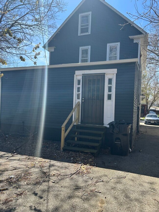 Building Photo - Section 8 Accepted! Spacious newly renovat...