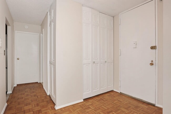 Foto del edificio - 300 Winston Dr