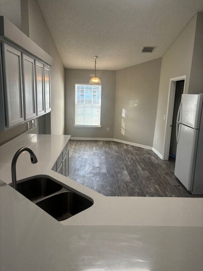 Building Photo - Beautiful Brick Single Family Home!