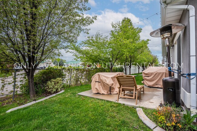 Building Photo - 1777 W Yarrow Dr