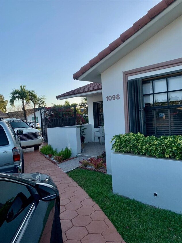 Primary Photo - 1098 SW 137th Pl