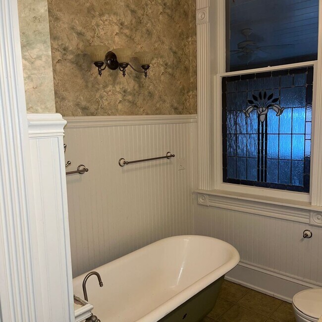 Building Photo - 107 N Main St