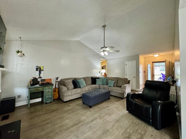 Foto del edificio - Great Neighborhood just minutes to all Bas...