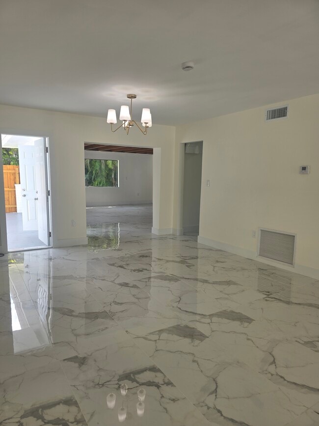 Foto del edificio - 443 NW 23rd Pl
